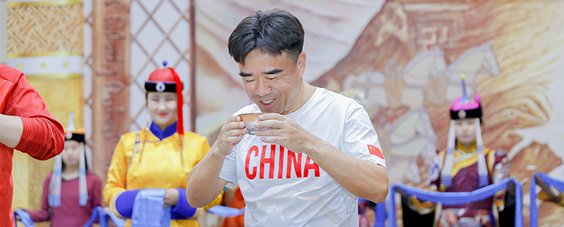 草原獻禮 美酒作伴