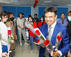 笑容燦爛的朱校長