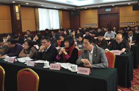 正保遠程教育副總裁、正保育才總經理孫洪峰，副總經理錢慧高、彭樂群出席會議（從右至左排列）