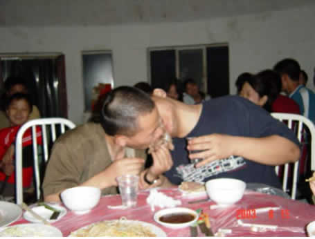 如果我不說他們在干什么，你會不會以為他們有什么不良的傾向？