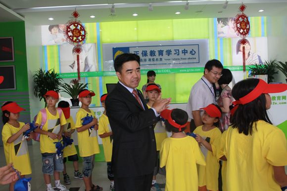 公司領導們熱烈歡迎正保教育希望小學的師生們