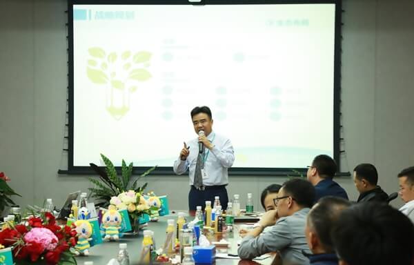朱正東向校友們介紹正保公司戰略規劃